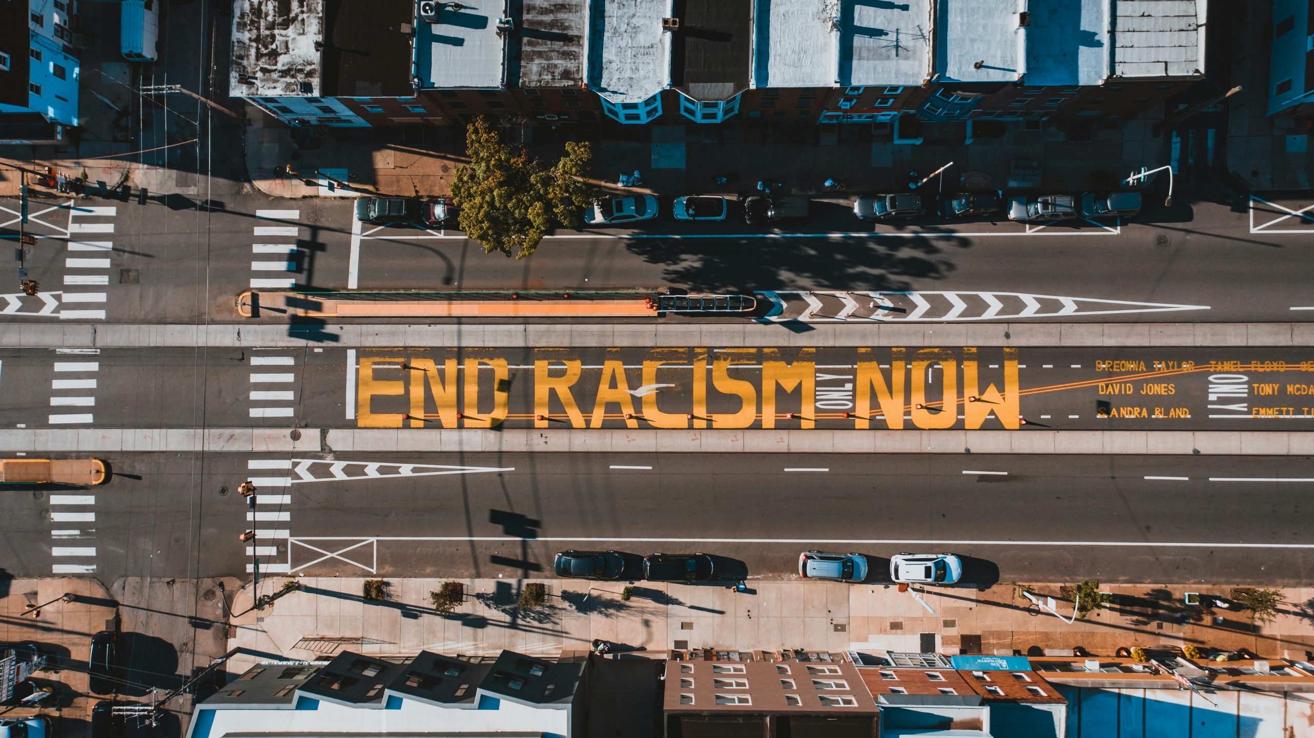 Foto von Kelly, pexels : https://www.pexels.com/photo/roadway-with-end-racism-now-title-in-town-4642503/